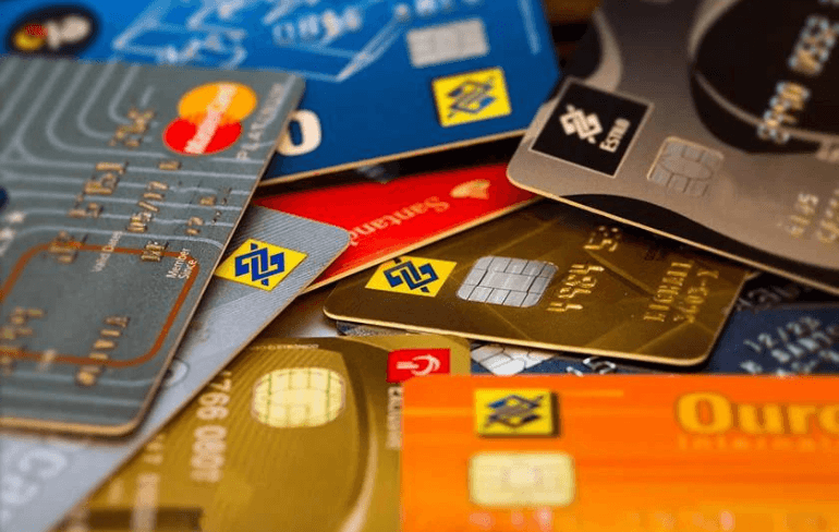 Você está visualizando atualmente Limitação de Juros no Rotativo do Cartão de Crédito: Implicações e Controvérsias